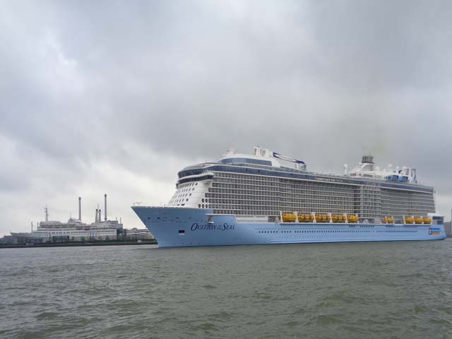 Cruiseschip ms Ovation of the Seas van Royal Caribbean International aan de Cruise Terminal Rotterdam